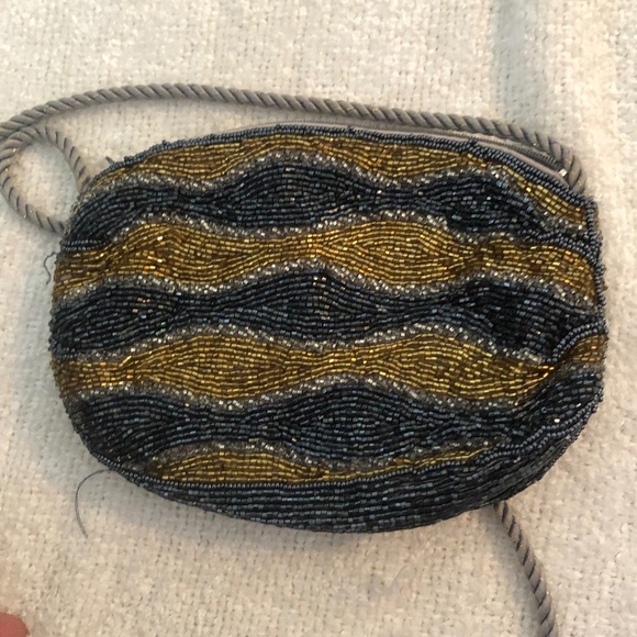Vintage beaded clutch with zipper, perfect condition except for lipstick mark. - Picture 2 of 7